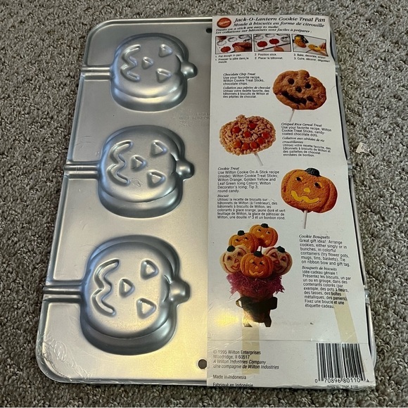 Wilton Halloween Jack-O-Lantern Cookie Treat Pan Pumpkin NEW Vintage 3D Cake Pan - Picture 5 of 8